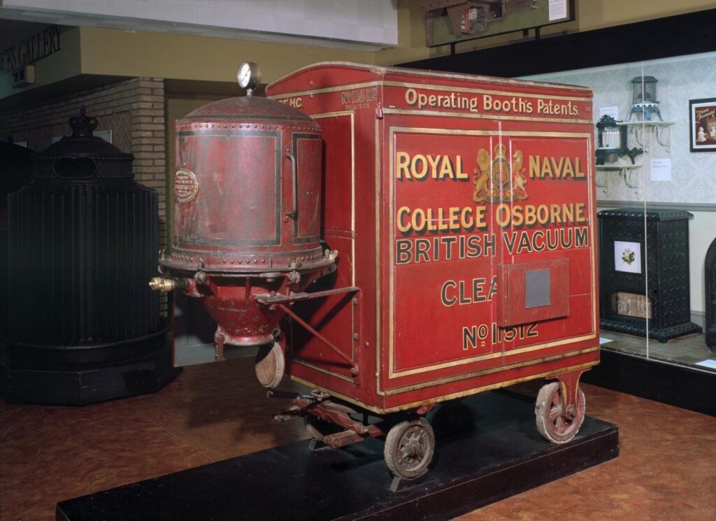 Oryginalny odkurzacz na wózku firmy Booth, dostarczony do Królewskiego Kolegium Marynarki Wojennej w Osborne, ok. 1905 roku.